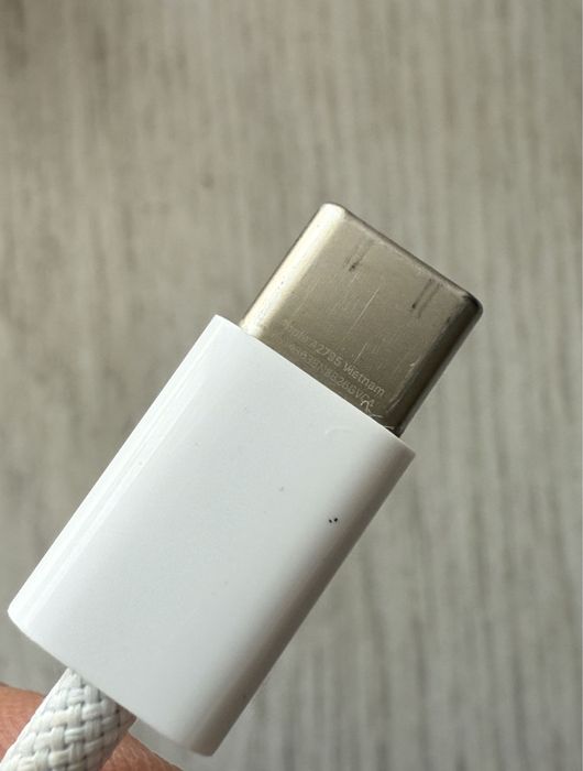 • Incarcator • Cablu USB • Iphone