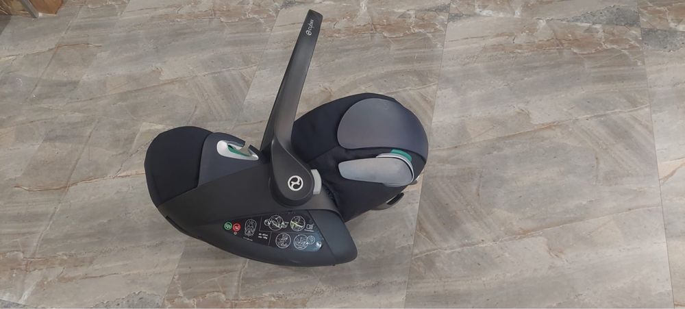 Scoica  cloud z2 cybex! Are doar o zgarietura, arata foarte bine!