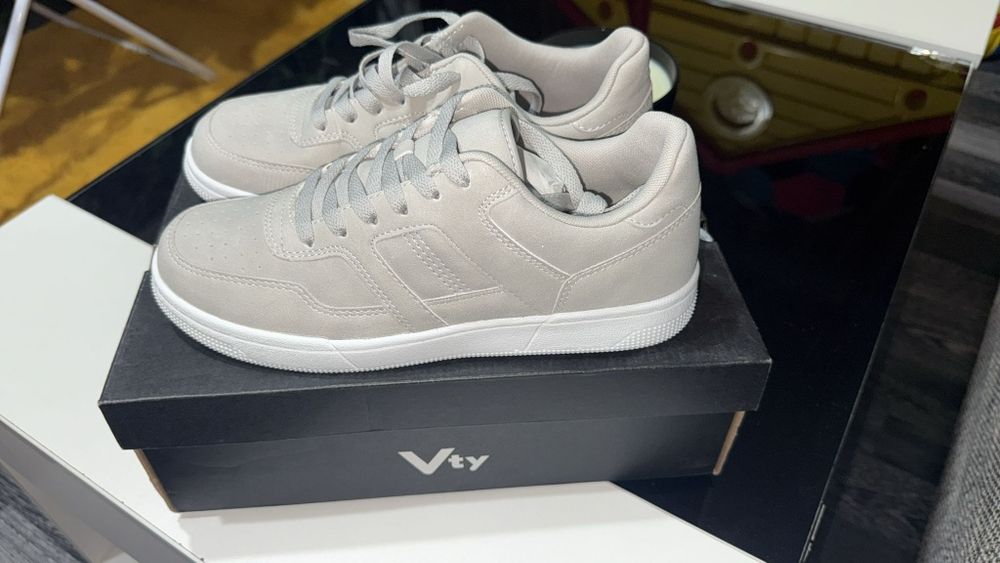 Adidași , detalii la telefon