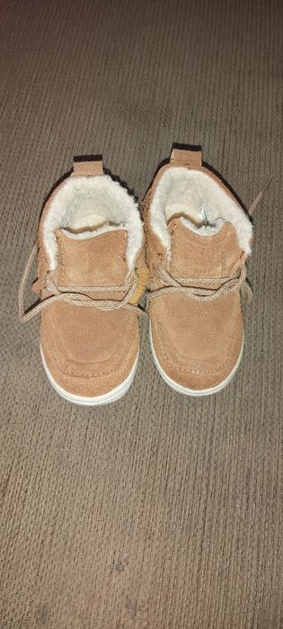Ghetute imblanite bebe marimea 21 Zara