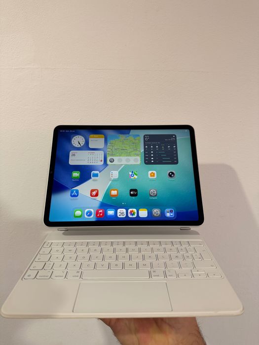 iPad Pro 11 M1 128GB Silver cu Magic Keyboard