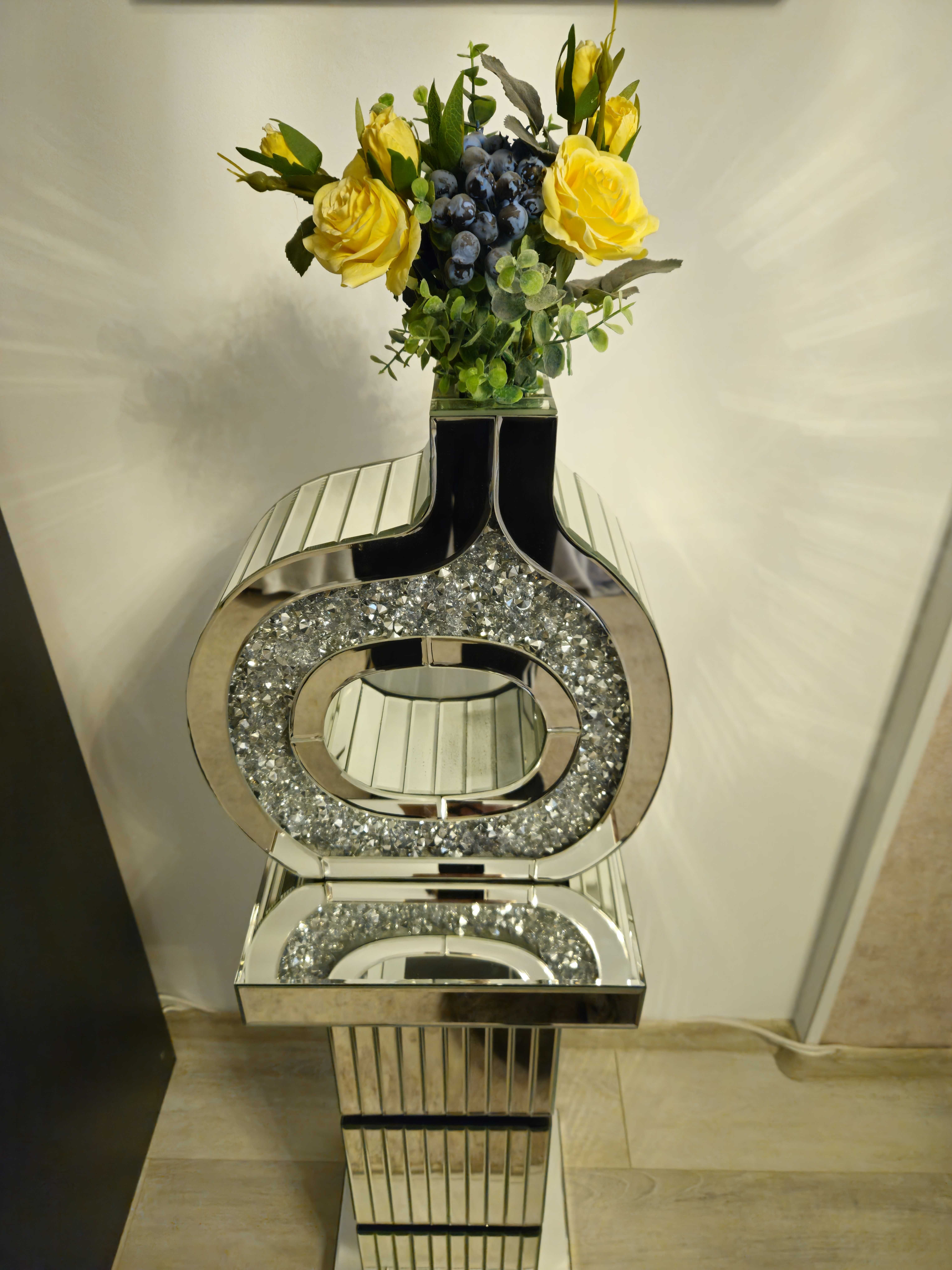 Anasamblu decorativ compus din suport si vaza din oglinda.