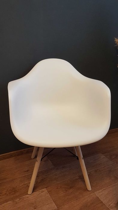 Стул, стулья пластиковые с деревянной ножкой