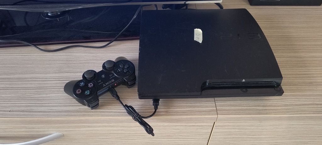 Продавам 3 playstation 3 плюс 1DVD и три кабела