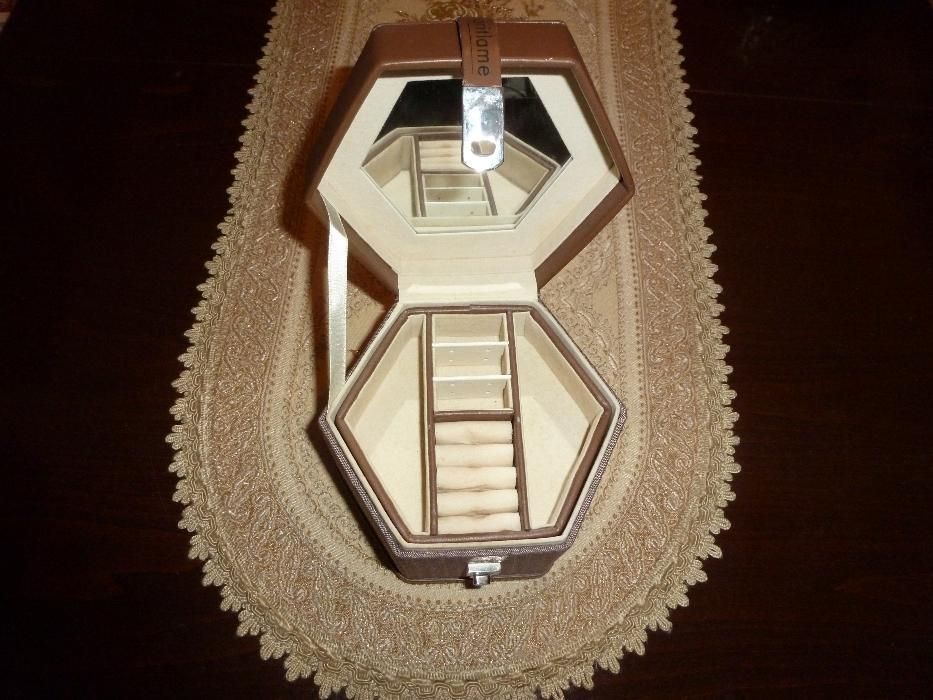 Дървени кутии за бижутерия