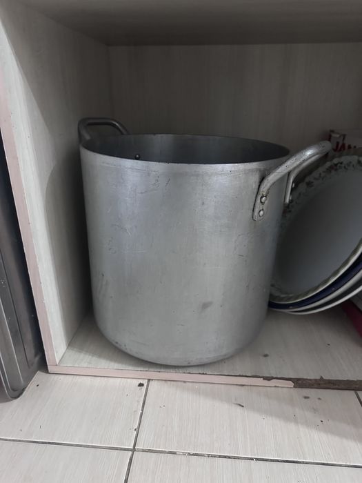 Продам разную посуду все бу, от кастрюль до ложек, самовывоз