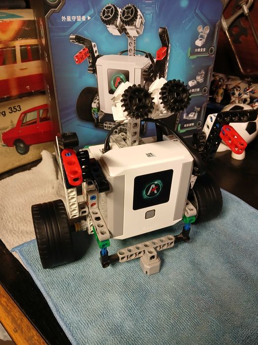 Abilix Krypton занимателен робот за програмиране.