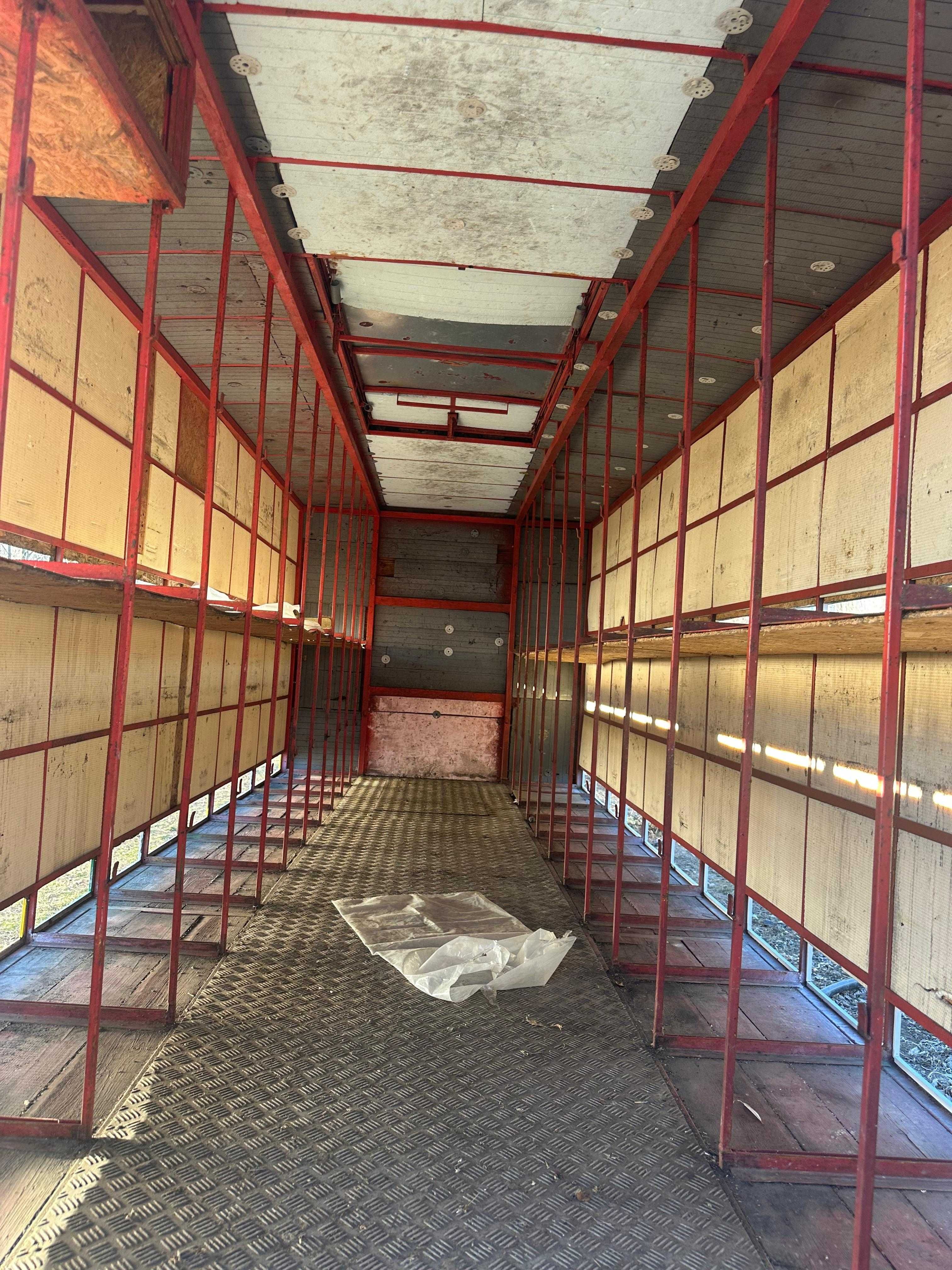 Stupi cu albine și pavilion apicol Mercedes Vario – Afacere la cheie!