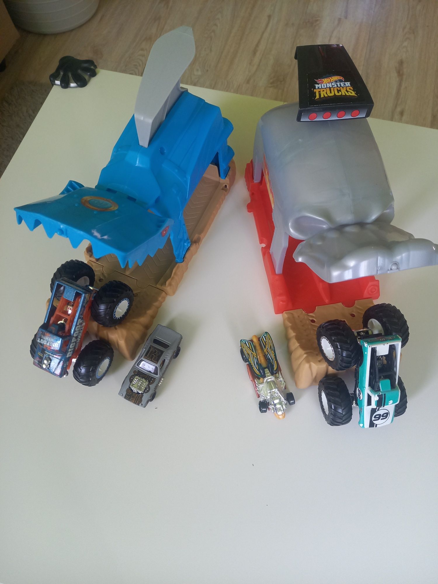 Изстрелвачка писта Hot wheels monster truck бъги гараж