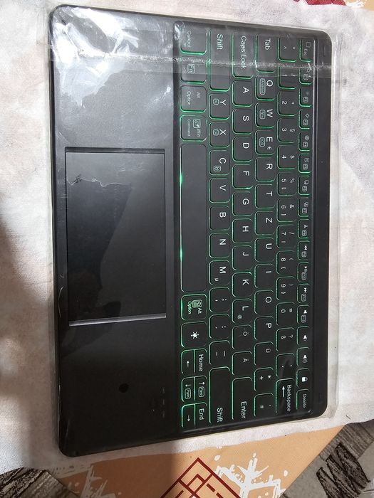 Tastatura bluetouth noua  iluminat