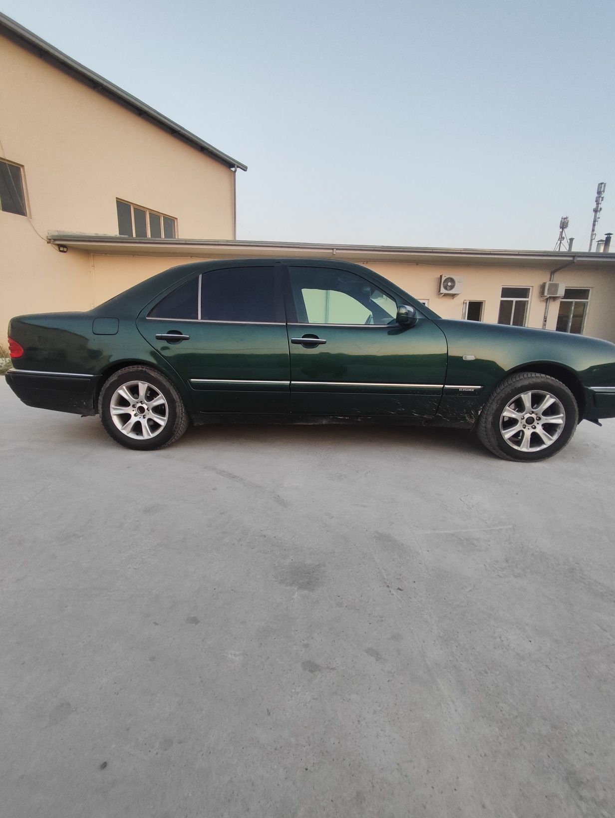 Mercedes 210 3.2 mator.  Srochna