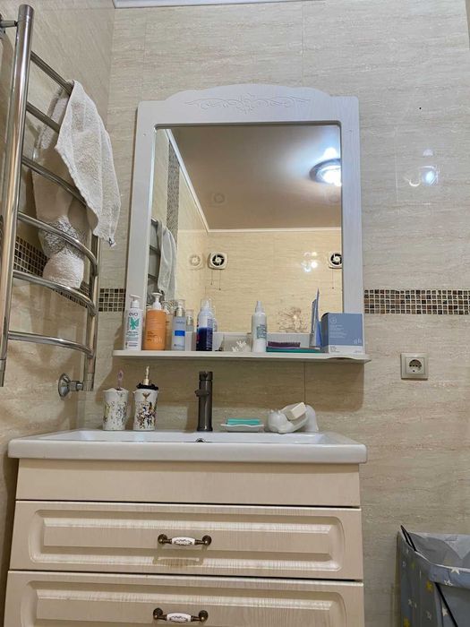 Столы и стуля и шкаф для ванной поддержанные