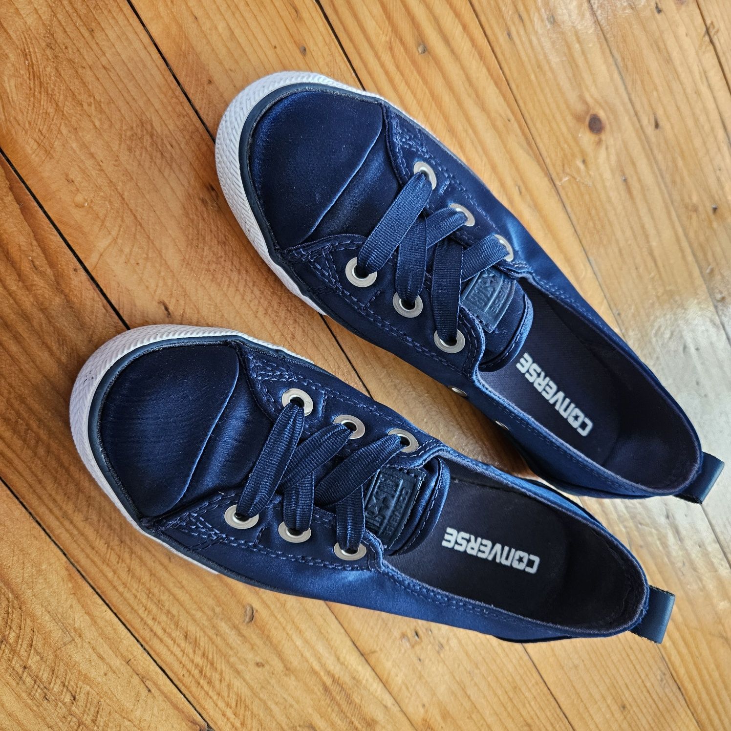 Обувки на Converse.