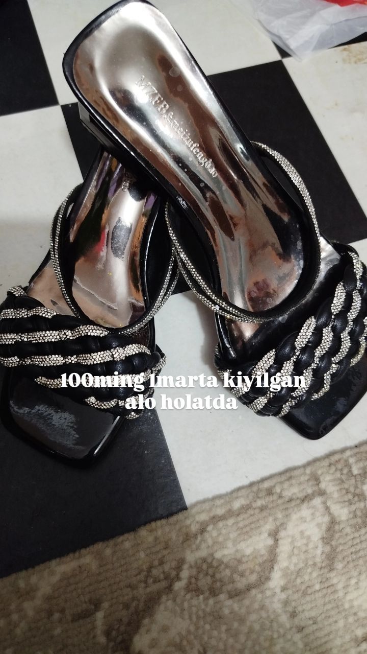 Oyoq kiyimlar sotiladi