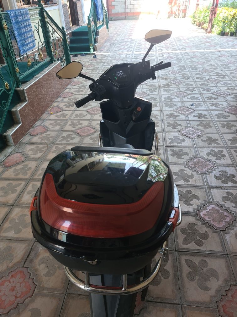 Ideal holatdagi skuter sotiladi