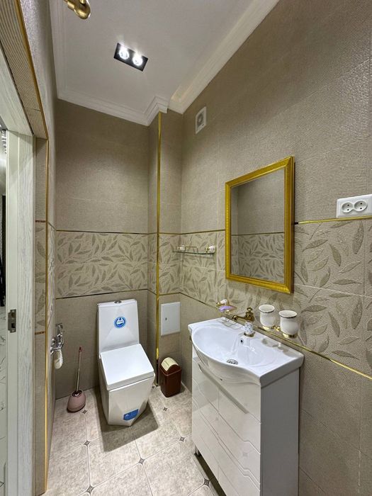 Premium lux Новастройка 2 хона 1 этаж Азиз бозор олдида жойлашган.Аген