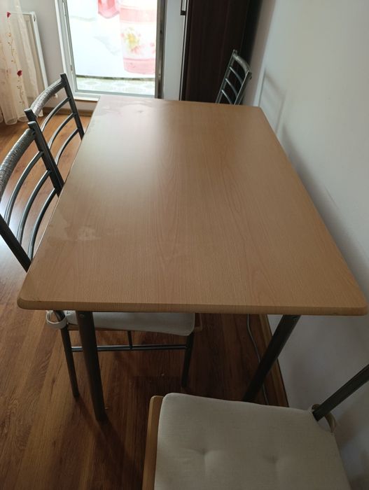 Masă cu 4 scaune și 4 perne pentru scaune