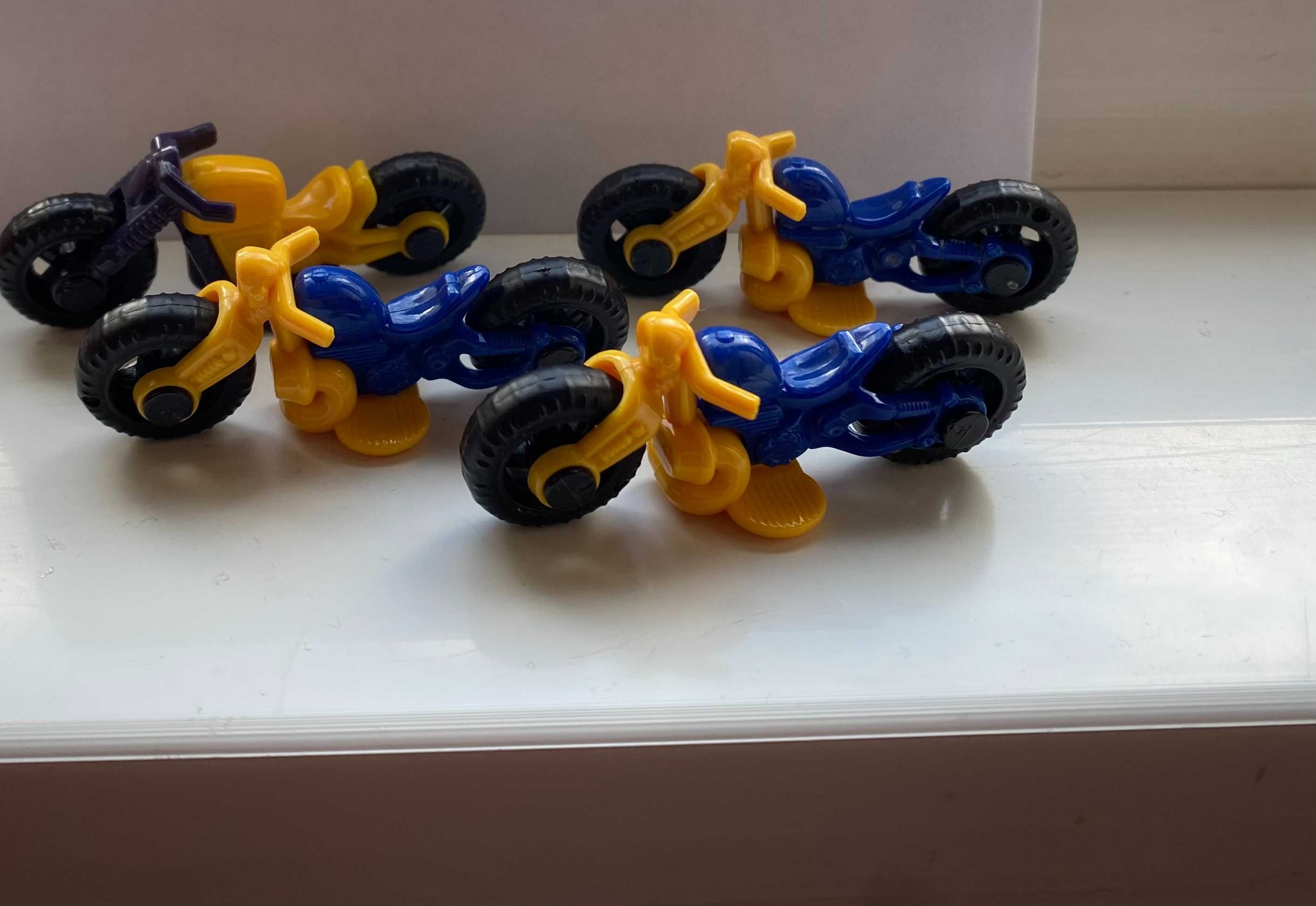 Jucarii Ou Kinder, colectii:  strumfi, reptile, motociclete, minions