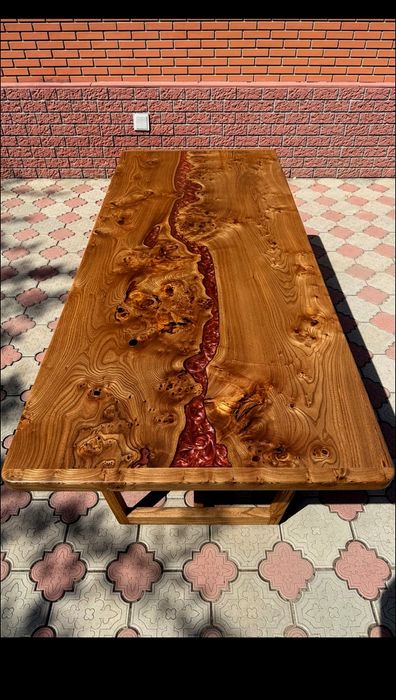 Обеденный стол из натурального дерева с эпоксидной смолой