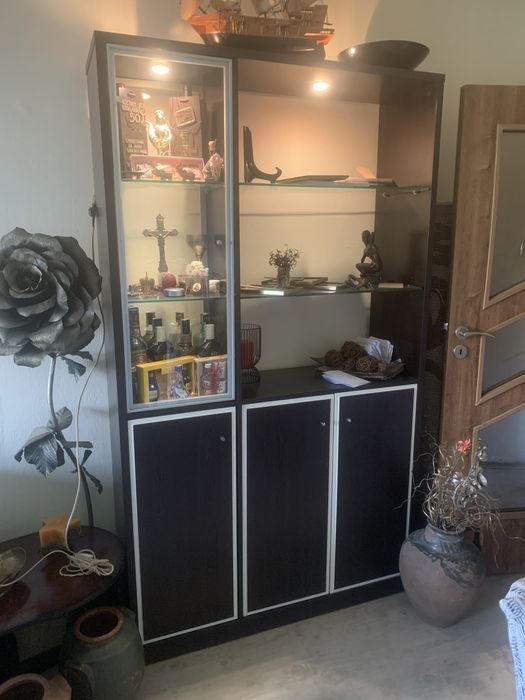 Бюфет/секция, вратички отварящи се отзад и тпред.