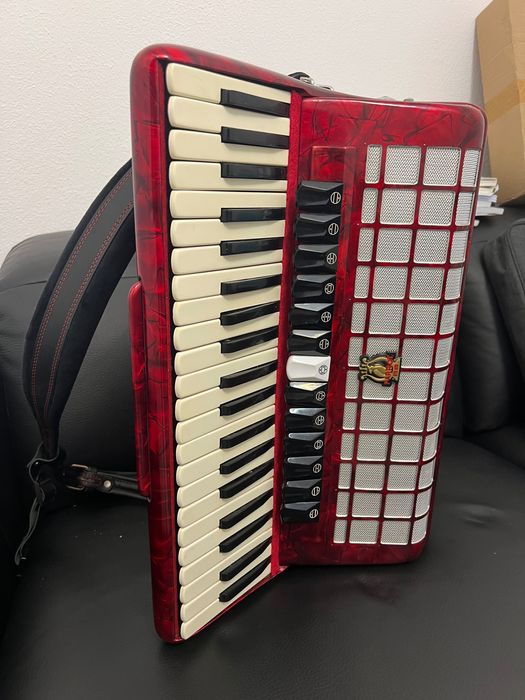 Vând acordeon Parrot