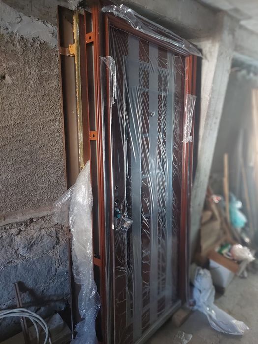 Чисто нови  входни метални врати 190-75