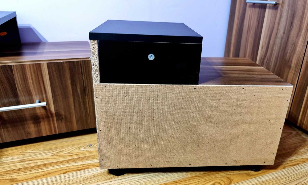 Нощни шкафчета и тоалетка с огледало в  цвят орех + черно