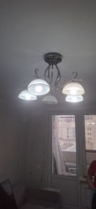 Продам люстру в отличном состоянии. Всё флаконы рабочие