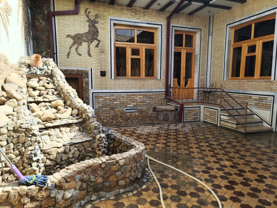 Xovli, hovli sotiladi samarqand shahar markazida sentrda kir yasha uy