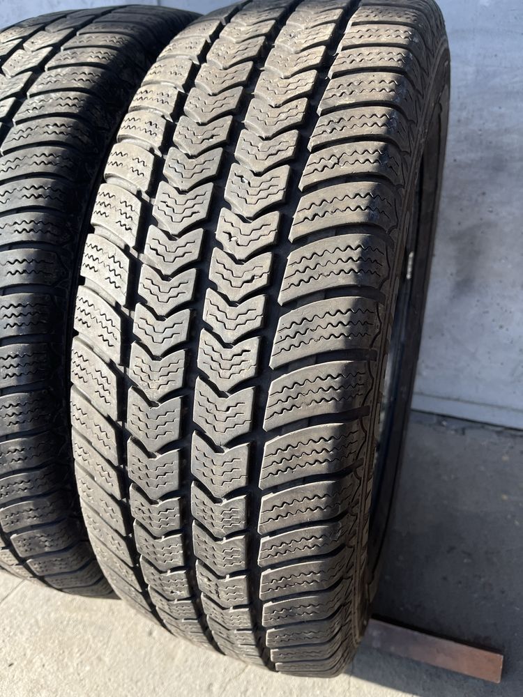 2 бр. зимни гуми за бус 215/65/16C Semperit 7 mm DOT 3018