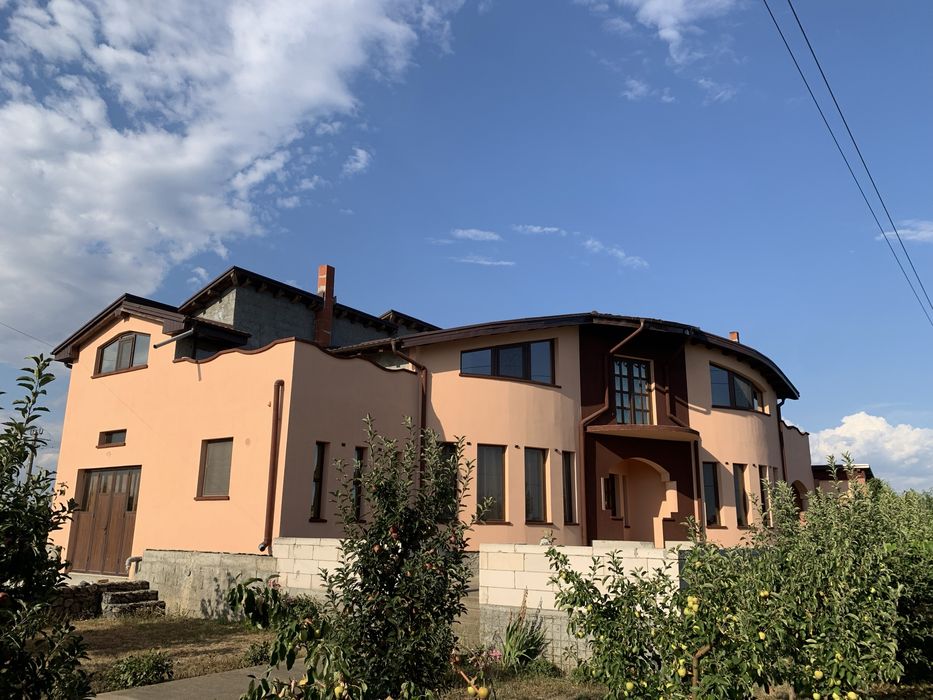 Casa de vanzare cu teren 8000mp