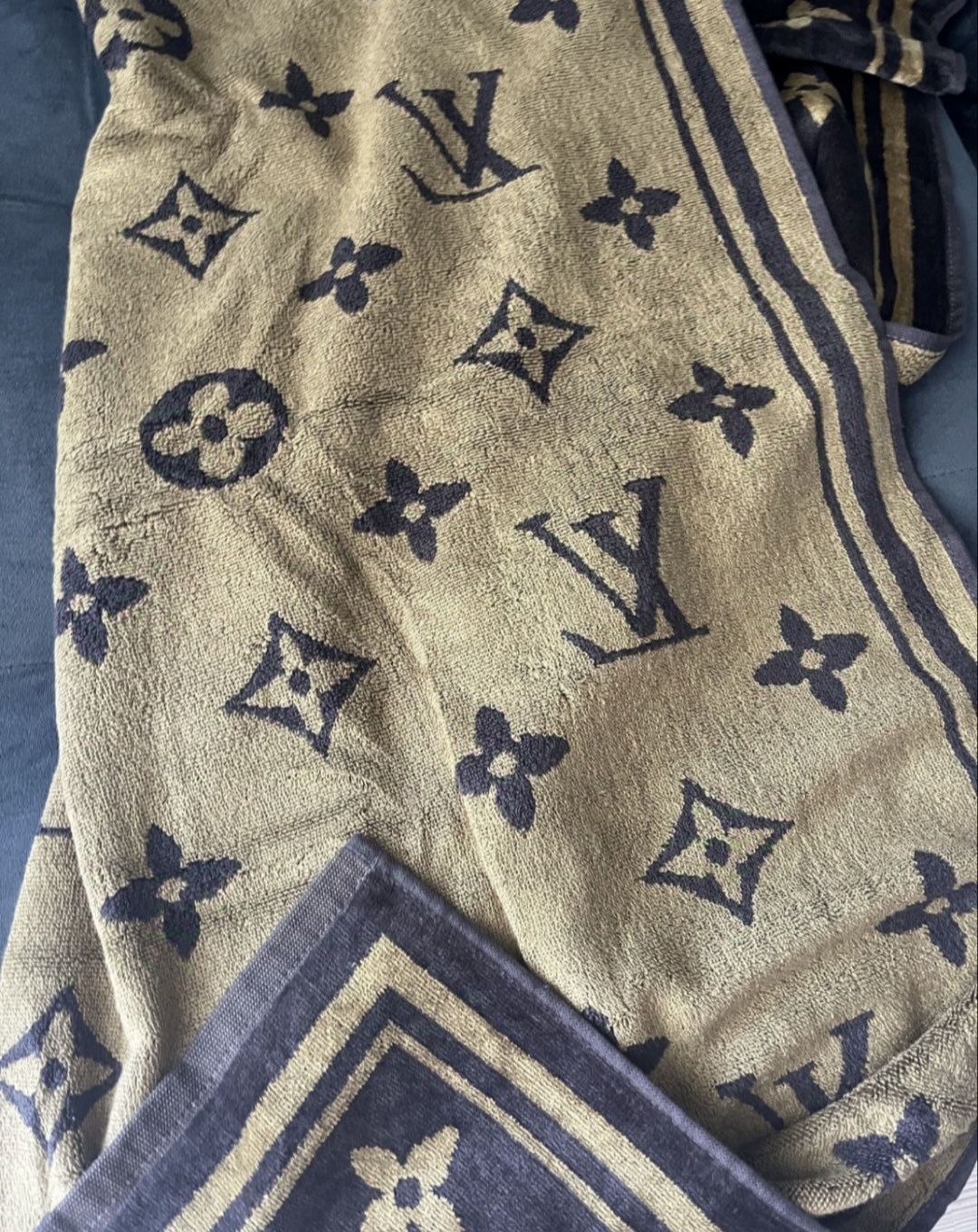 Louis Vuitton culoare maro inchis