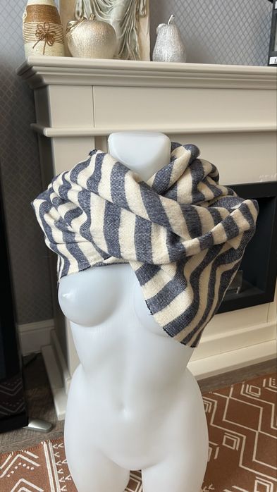 Шал ZARA на бяло и синьо райе