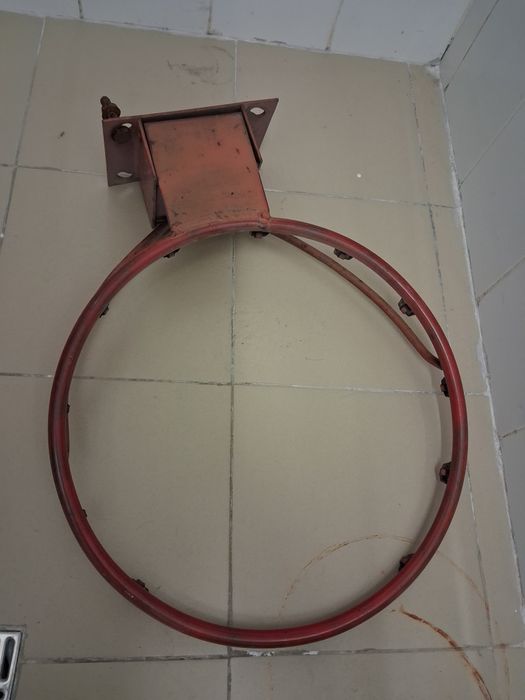 Баскетбольное кольцо с сеткой.