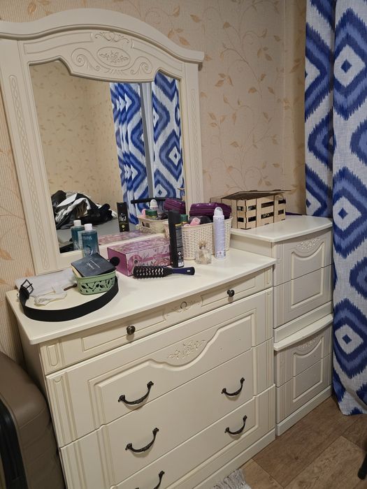 Продам комод,зеркало и две тумбы