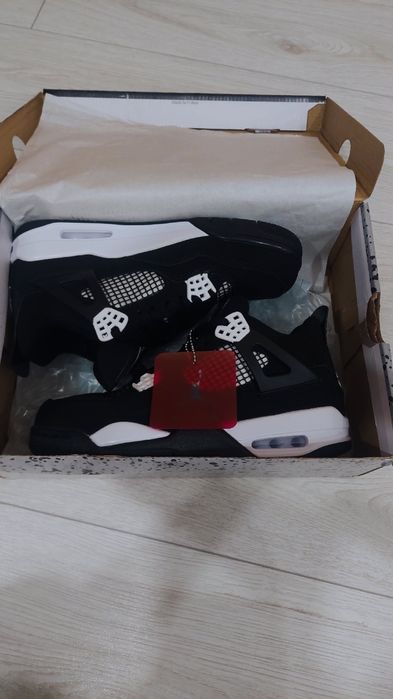 Jordan 4 White Thunde