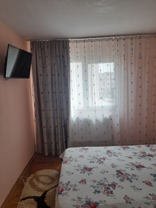 Vând apartament semidecomandat etaj 3