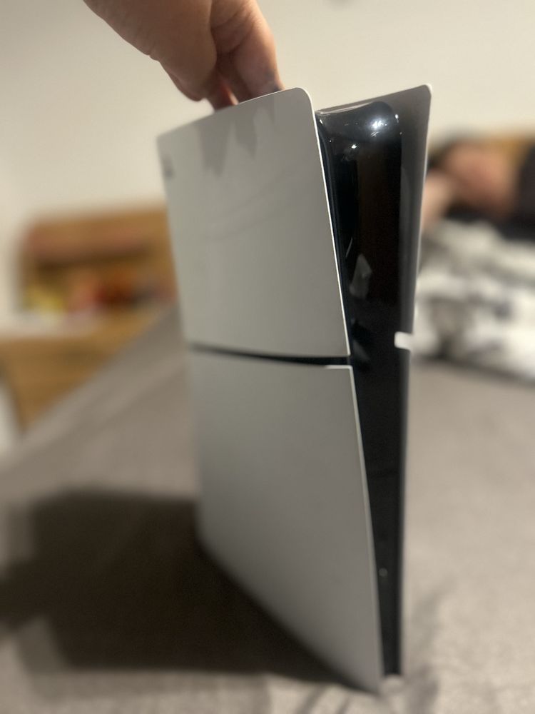 PS 5 Slim cu o consola