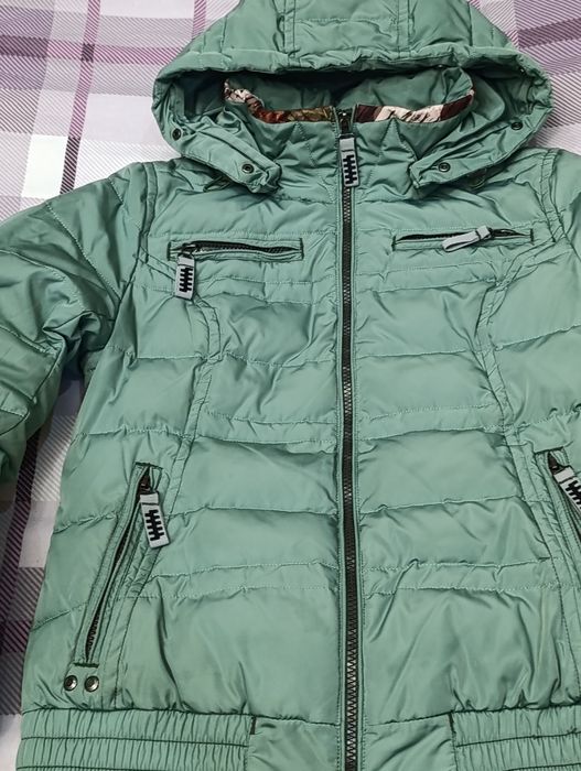 Женская куртка-пуховик.