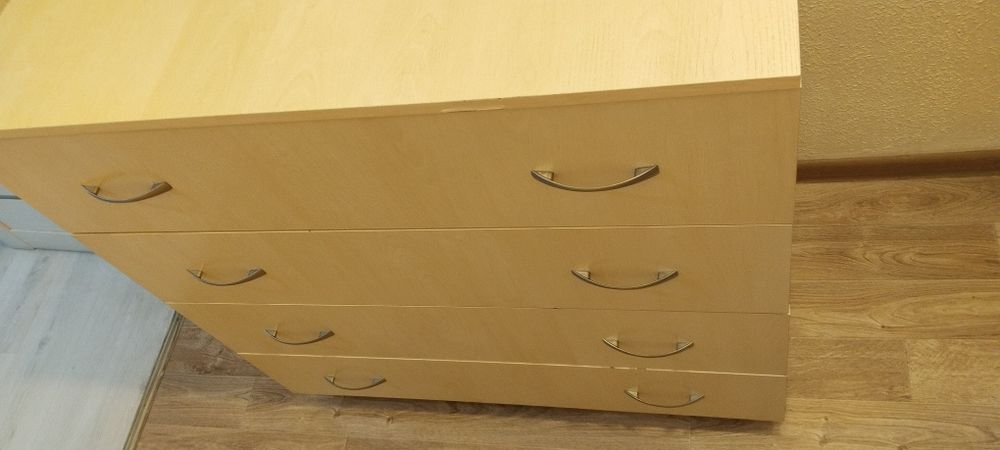 Отдам комод, целый, чуть заедают полки, не сильно