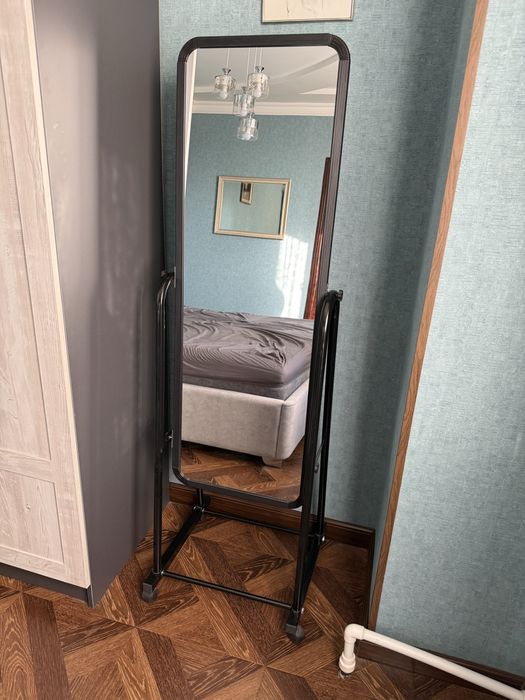 Зеркало на колесиках