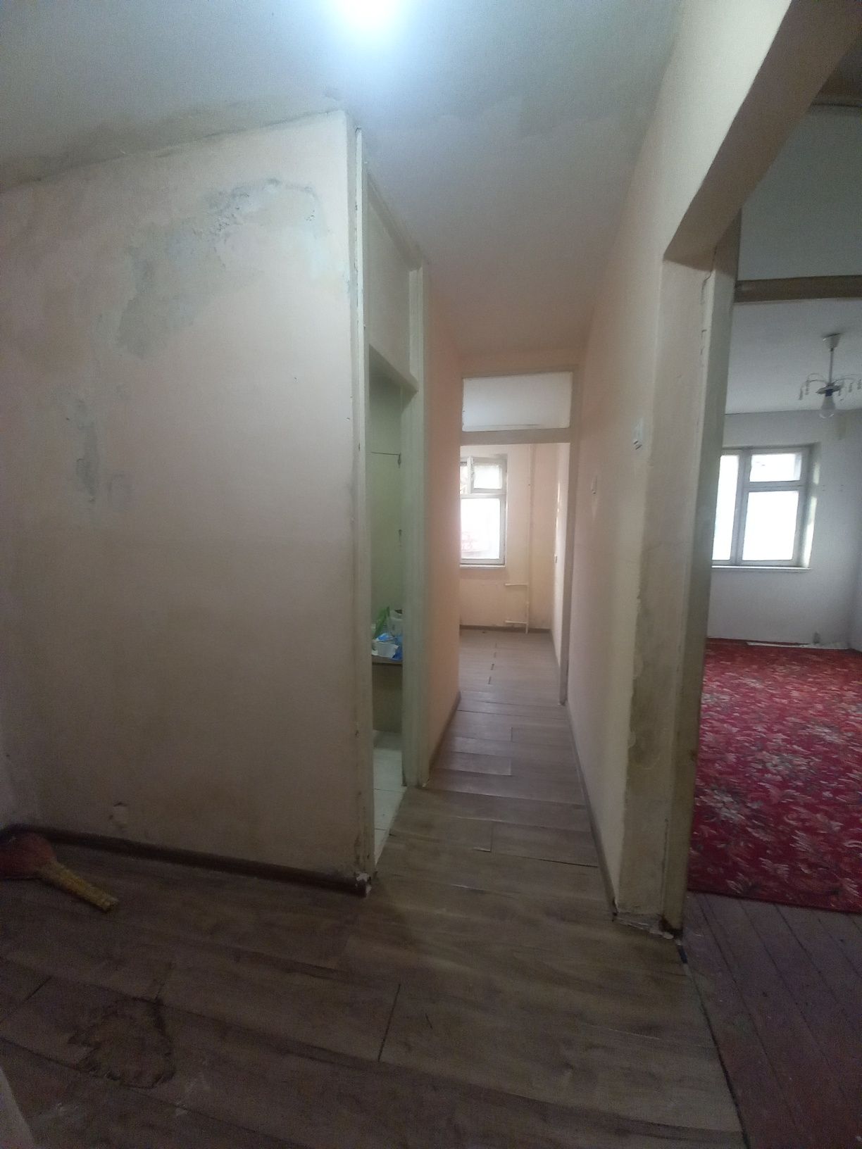 Продаётся 1 ком кв в чирчике 1 этаж в аранче не далеко от дороги