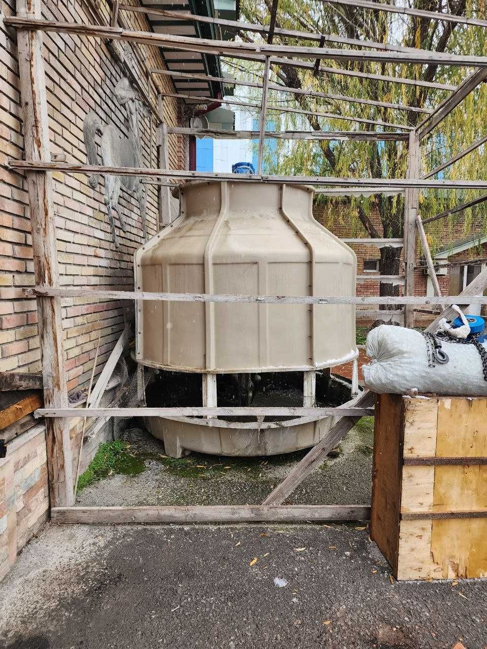 Продается градирня, 60 тон, в рабочем состоянии, с насосом и трубами.