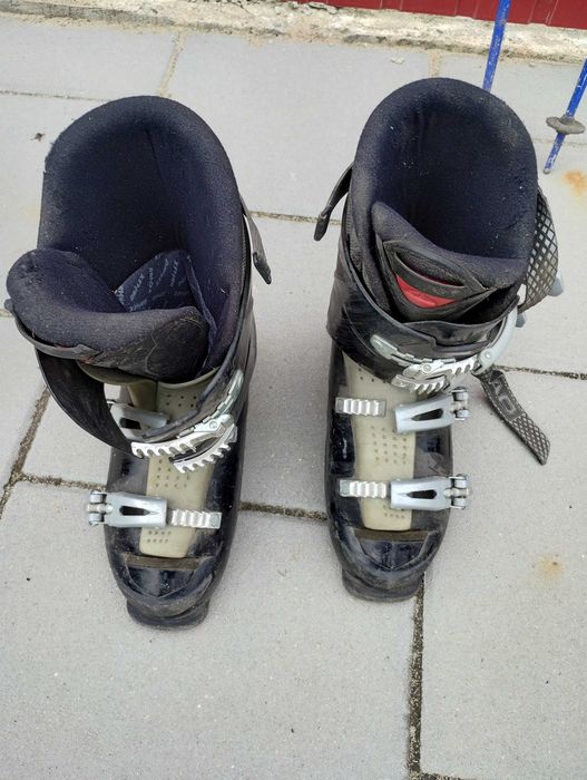 Vând schiuri folosite