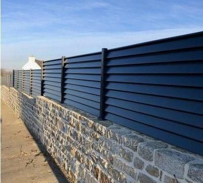 Construim la comanda dvs. garduri si porti din:
- panouri stil jaluzea