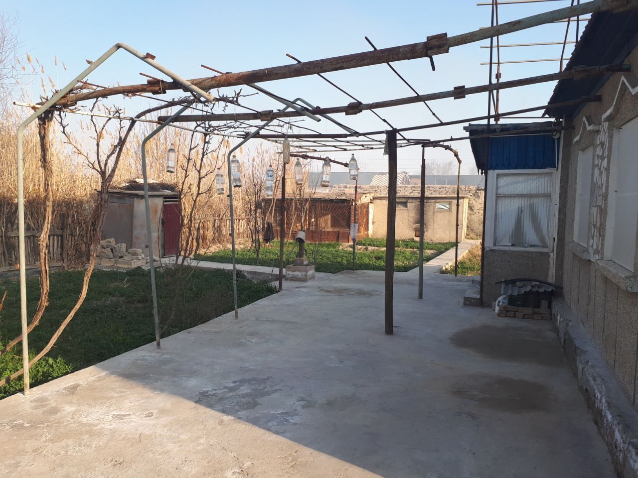 Sazanchik orqasidagi dacha sotiladi 6 so'tiq 2 etajlik 4 honalik
