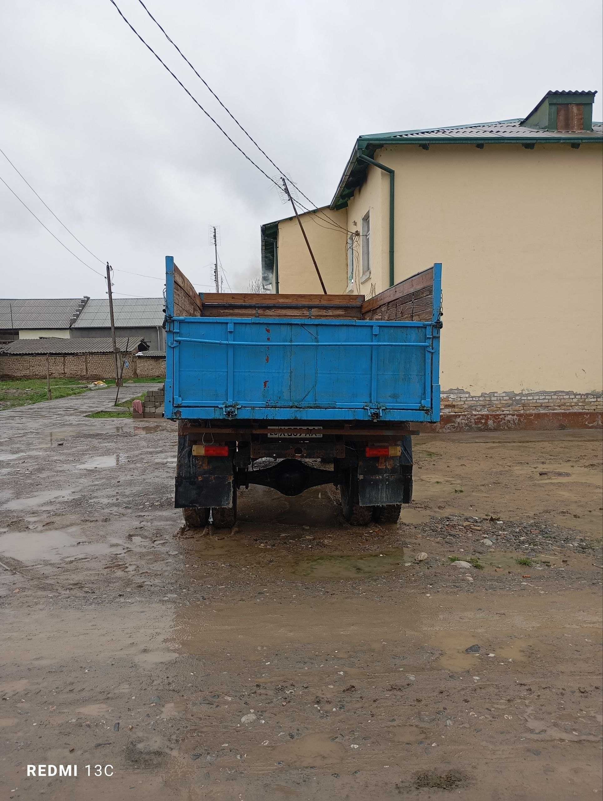 Gaz 53 samasval yurib turgan moshina.