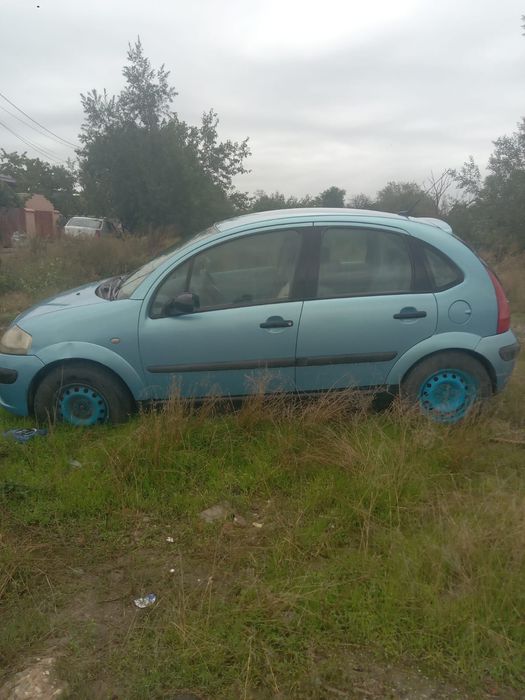 Vând Citroen C3 din 2003 mașină pentru dezmembrări sau camp.
