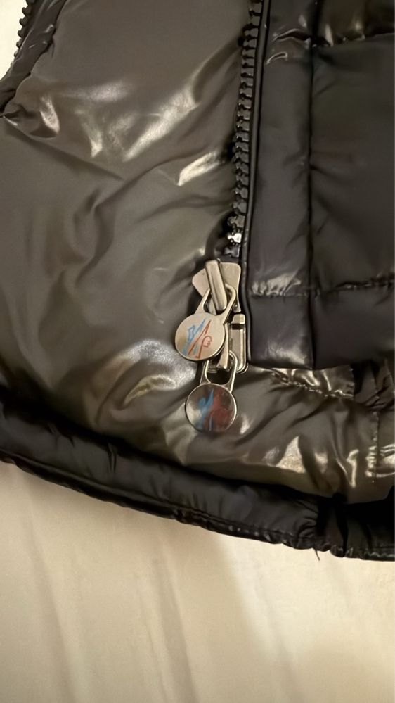 Moncler елек