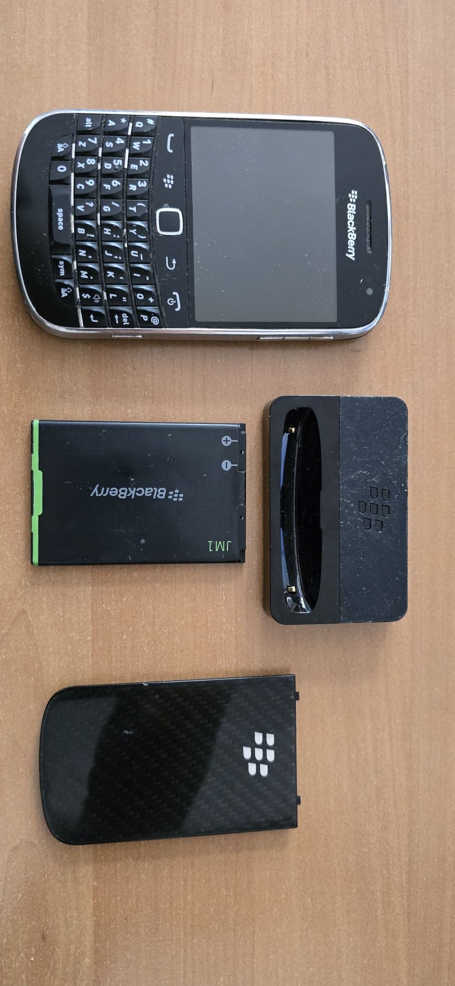 Blackberry 9900 с докинг зарядно
